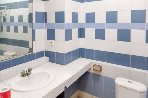 Kamar Mandi, RedDoorz Plus near Tugu Mercusuar Anyer in Anyer Kamar Mandi, RedDoorz Plus near Tugu Mercusuar Anyer in Anyer