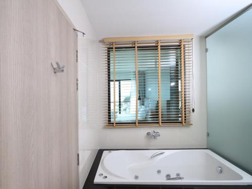 Bathroom, Fortune Saeng Chan Beach Hotel Rayong near Bangkok Hospital Rayong Bathroom, Fortune Saeng Chan Beach Hotel Rayong near Bangkok Hospital Rayong