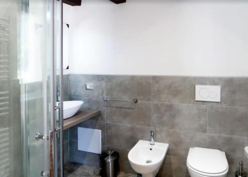 Bathroom, Casa Paradiso in Carlazzo Bathroom, Casa Paradiso in Carlazzo