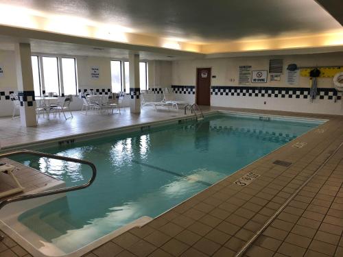 游泳池, 安德森智選假日套房酒店 (Holiday Inn Express Hotel & Suites Anderson) in 艾達斯維爾 (IN) 游泳池, 安德森智選假日套房酒店 (Holiday Inn Express Hotel & Suites Anderson) in 艾達斯維爾 (IN)