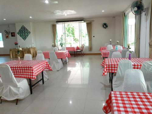 Restaurant, โรงแรมเวลลิงตัน near Rayong Boy Scout Camp Restaurant, โรงแรมเวลลิงตัน near Rayong Boy Scout Camp
