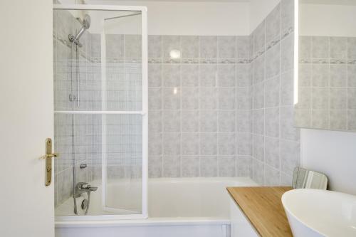 Bathroom, Chic apart with parking and balcony in Cergy Bathroom, Chic apart with parking and balcony in Cergy