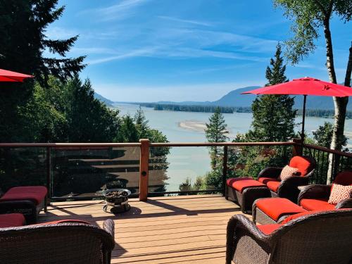מרפסת, The Fraser River's Edge B&B Lodge in צ'יליוואק (BC) מרפסת, The Fraser River's Edge B&B Lodge in צ'יליוואק (BC)