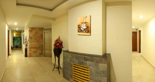 Előcsarnok, Red sparrow in Pothamedu Előcsarnok, Red sparrow in Pothamedu