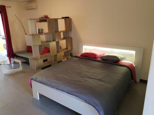 studio meublé Montjoly avec accès piscine (studio meuble Montjoly avec acces piscine) in Remire-Montjoly studio meublé Montjoly avec accès piscine (studio meuble Montjoly avec acces piscine) in Remire-Montjoly