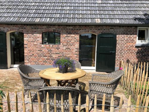 Garden, Erve de Kippe. Vrij maar toch dichtbij. in Epse Garden, Erve de Kippe. Vrij maar toch dichtbij. in Epse