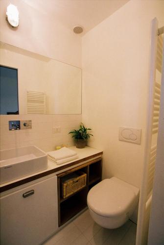 Bathroom, Varesello 20 in Brunate Bathroom, Varesello 20 in Brunate