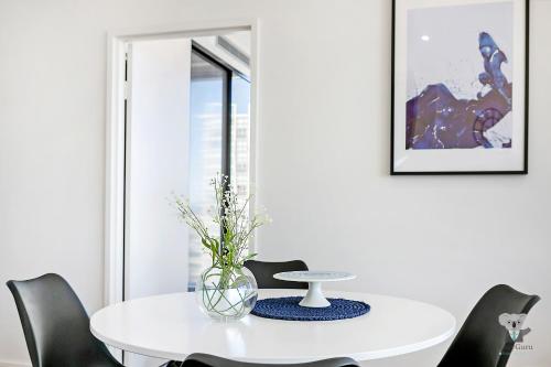KOZYGURU ZETLAND HIGH LEVEL AMAZING VIEW KOZY 2BED APT + FREE PARKING NWA052 in Waterloo KOZYGURU ZETLAND HIGH LEVEL AMAZING VIEW KOZY 2BED APT + FREE PARKING NWA052 in Waterloo