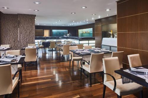 Restaurant, Silken Puerta Madrid Hotel in San Blas Restaurant, Silken Puerta Madrid Hotel in San Blas