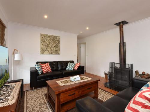 Kangaroo Cottage - cute Accom in bushland setting in Millfield Kangaroo Cottage - cute Accom in bushland setting in Millfield
