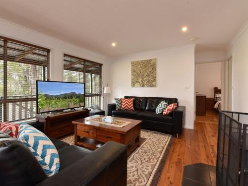 Kangaroo Cottage - cute Accom in bushland setting in Millfield Kangaroo Cottage - cute Accom in bushland setting in Millfield