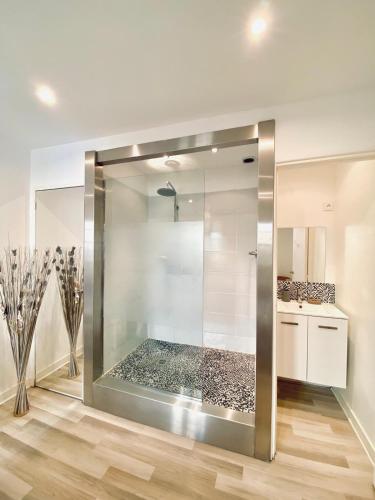 Bathroom, CAUVI - Antibes Centre, WIFI, Climatisation, 4 personnes in Antibes Bathroom, CAUVI - Antibes Centre, WIFI, Climatisation, 4 personnes in Antibes