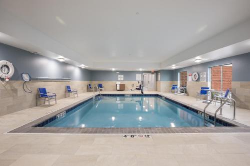 Swimming pool, Holiday Inn Express & Suites Chicago - Hoffman Estates By IHG in Hoffman Estates Swimming pool, Holiday Inn Express & Suites Chicago - Hoffman Estates By IHG in Hoffman Estates