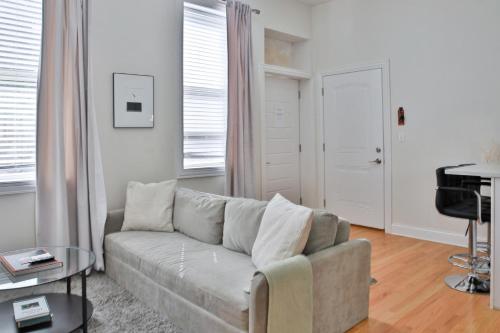 Updated West Town 2BR with W&D by Zencity Chicago 
