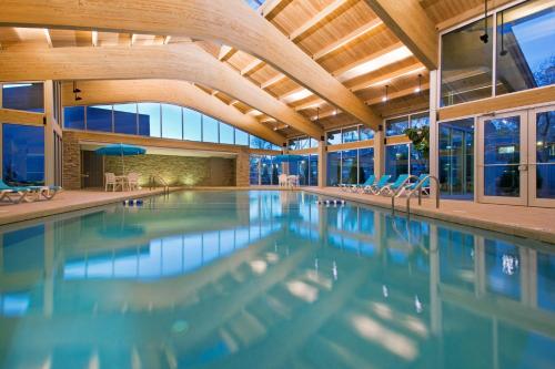 Swimming pool, Crowne Plaza Hotel Glen Ellyn/Lombard in Glen Ellyn (IL) Swimming pool, Crowne Plaza Hotel Glen Ellyn/Lombard in Glen Ellyn (IL)