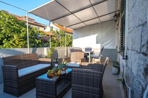 Antique beautiful apartment in center with terrace & sea view