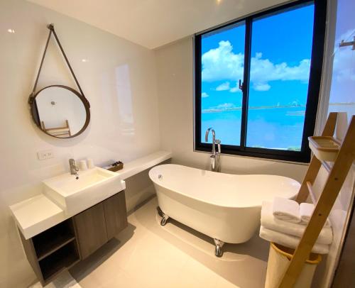 Bathroom, Penghu Stone Mansion Seaview Hotel澎湖拾滬海景會館 in Penghu Bathroom, Penghu Stone Mansion Seaview Hotel澎湖拾滬海景會館 in Penghu