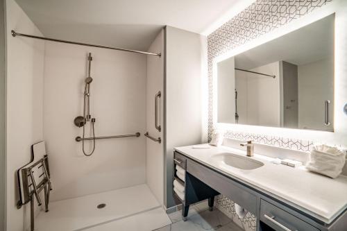 Bathroom, Everglades Adventures Hotel Suites by Ivey House in Everglades City (FL) Bathroom, Everglades Adventures Hotel Suites by Ivey House in Everglades City (FL)
