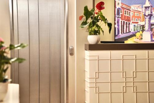 Előcsarnok, Hotel Aurora near Piazza delle Erbe Előcsarnok, Hotel Aurora near Piazza delle Erbe