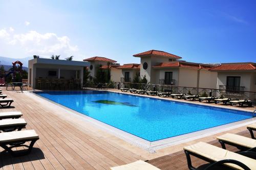 游泳池, 科利内姆高尔夫海滩度假村 (Korineum Golf & Beach Resort) in 卡拉阿加奇 游泳池, 科利内姆高尔夫海滩度假村 (Korineum Golf & Beach Resort) in 卡拉阿加奇