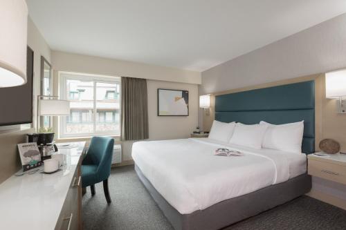 The Crystal Lodge and Suites in Whistler (BC) The Crystal Lodge and Suites in Whistler (BC)