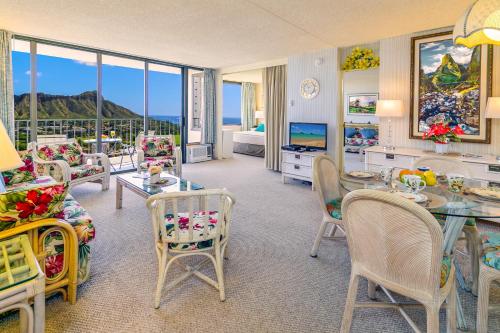 Fabulous Diamond Head & Ocean View Condo with Free Parking