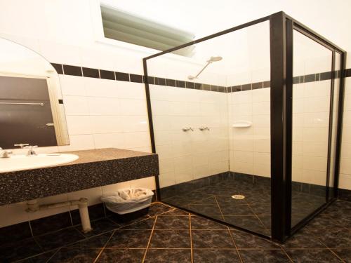 Bathroom, Pedens Hotel in Hunter Valley Bathroom, Pedens Hotel in Hunter Valley