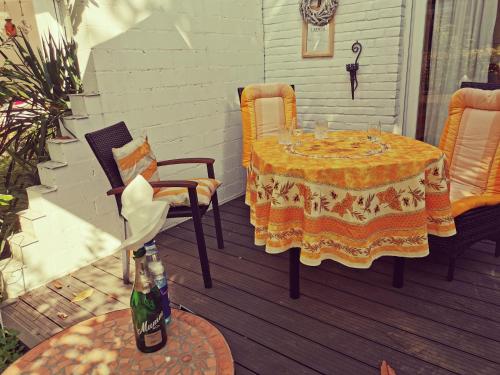 Terraza/balcón, "Maison Blanche" - das gemütliche Garten-Apartment zwischen Köln und Düsseldorf ("Maison Blanche" - das gemutliche Garten-Apartment zwischen Koln und Dusseldorf) in Grevenbroich Terraza/balcón, "Maison Blanche" - das gemütliche Garten-Apartment zwischen Köln und Düsseldorf ("Maison Blanche" - das gemutliche Garten-Apartment zwischen Koln und Dusseldorf) in Grevenbroich