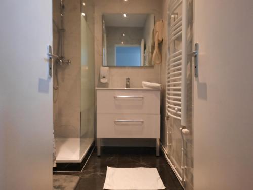 Baño, Le Clemenceau Hotel & Restaurant "Gare Sncf" centre ville in Valenciennes Baño, Le Clemenceau Hotel & Restaurant "Gare Sncf" centre ville in Valenciennes