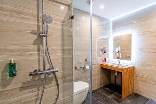Bathroom, Woods Hotel Geneve-Thoiry in Ferney-Voltaire Bathroom, Woods Hotel Geneve-Thoiry in Ferney-Voltaire