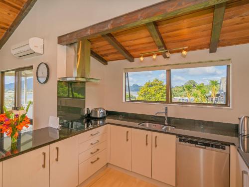 מקלחת, Tairua Harbour Views - Tairua Holiday Home in טאירואה מקלחת, Tairua Harbour Views - Tairua Holiday Home in טאירואה