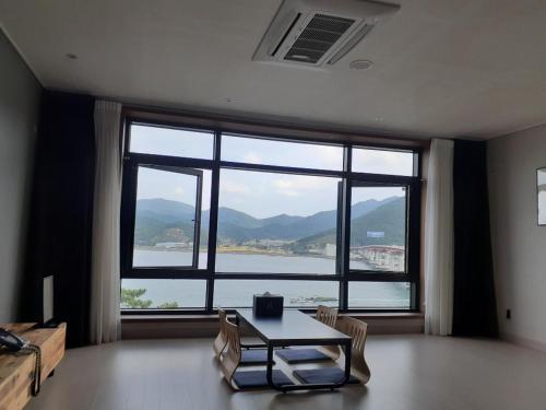 Tongyeong Bridge Hotel in Tongyeong-si Tongyeong Bridge Hotel in Tongyeong-si