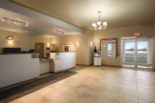 Lobby, Days Inn by Wyndham Moose Jaw in Moose Jaw (SK) Lobby, Days Inn by Wyndham Moose Jaw in Moose Jaw (SK)