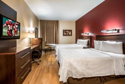 Guestroom, Red Roof PLUS+ Long Island - Garden City in John F. Kennedy International Airport Guestroom, Red Roof PLUS+ Long Island - Garden City in John F. Kennedy International Airport