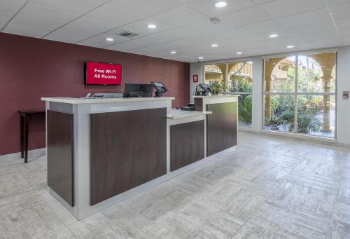 Αίθουσα υποδοχής, Red Roof Inn Tampa Bay - St Petersburg in Σαιντ Πίτερσμπουργκ(Φλόριντα) Αίθουσα υποδοχής, Red Roof Inn Tampa Bay - St Petersburg in Σαιντ Πίτερσμπουργκ(Φλόριντα)