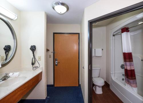 浴室, 傑克遜紅屋頂酒店 (Red Roof Inn Jackson, OH) in 傑克遜 浴室, 傑克遜紅屋頂酒店 (Red Roof Inn Jackson, OH) in 傑克遜