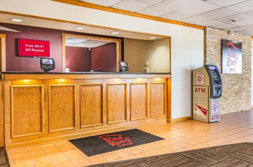 Előcsarnok, Red Roof Inn Ashtabula - Austinburg in Austinburg (OH) Előcsarnok, Red Roof Inn Ashtabula - Austinburg in Austinburg (OH)