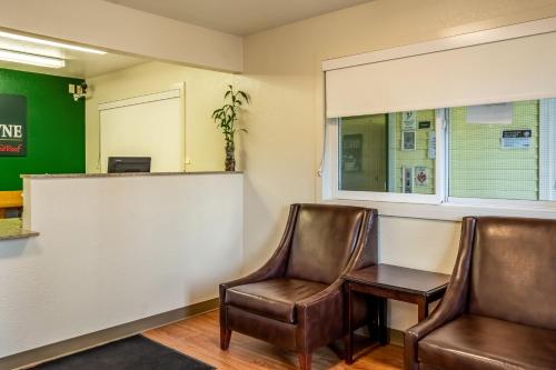 Előcsarnok, HomeTowne Studios Eugene - Springfield in Springfield (Oregon) Előcsarnok, HomeTowne Studios Eugene - Springfield in Springfield (Oregon)