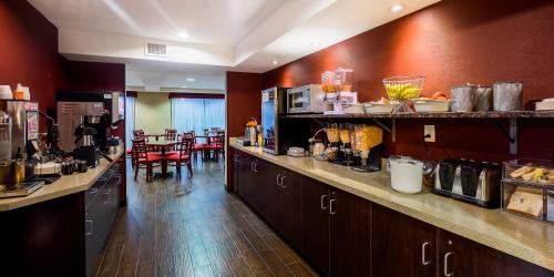 Food and beverages, Red Roof PLUS+ & Suites Malone in Malone (NY) Food and beverages, Red Roof PLUS+ & Suites Malone in Malone (NY)