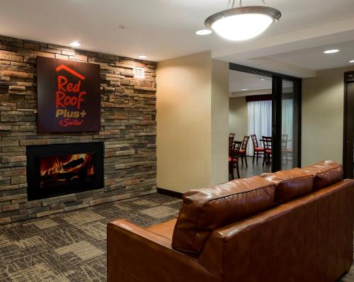Lobby, Red Roof PLUS+ & Suites Malone in Malone (NY) Lobby, Red Roof PLUS+ & Suites Malone in Malone (NY)