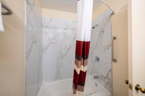 חדר אמבטיה, Red Roof Inn Hillsville in חילסויל(וי אי) חדר אמבטיה, Red Roof Inn Hillsville in חילסויל(וי אי)