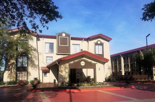 Red Roof Inn & Suites Houston- Hobby Airport