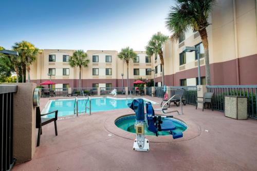 Swimming pool, Red Roof PLUS+ Palm Coast in Palm Coast (FL) Swimming pool, Red Roof PLUS+ Palm Coast in Palm Coast (FL)