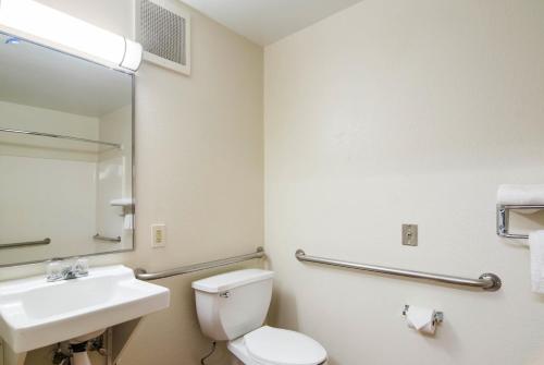 Bathroom, HomeTowne Studios Denver - Thornton in Thornton (CO) Bathroom, HomeTowne Studios Denver - Thornton in Thornton (CO)
