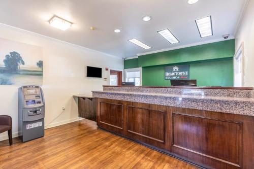 Лобби, HomeTowne Studios Orlando - Casselberry in Орландо-Ист Лобби, HomeTowne Studios Orlando - Casselberry in Орландо-Ист