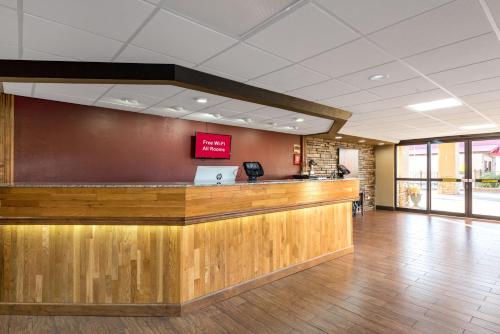 Lobby, Red Roof Inn & Suites Pigeon Forge - Parkway in Pigeon Forge (TN) Lobby, Red Roof Inn & Suites Pigeon Forge - Parkway in Pigeon Forge (TN)