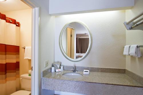 حمام, ريد روف إن لويزفيل إكسبو المطار (Red Roof Inn Louisville Expo Airport) in لويزفيل حمام, ريد روف إن لويزفيل إكسبو المطار (Red Roof Inn Louisville Expo Airport) in لويزفيل