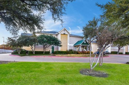 Buitenkant, HomeTowne Studios Dallas - North Addison/ Tollway in Addison Airport Buitenkant, HomeTowne Studios Dallas - North Addison/ Tollway in Addison Airport