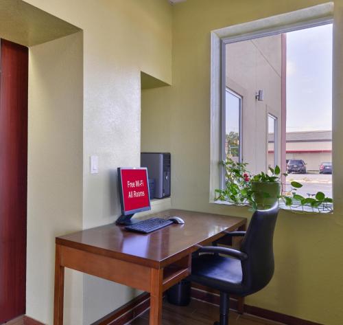 Business Center , Red Roof Inn Chambersburg in Chambersburg (PA) Business Center , Red Roof Inn Chambersburg in Chambersburg (PA)