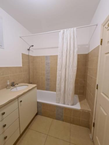 Baño, נוף הרים Mountain View in Herzliya City Center Baño, נוף הרים Mountain View in Herzliya City Center